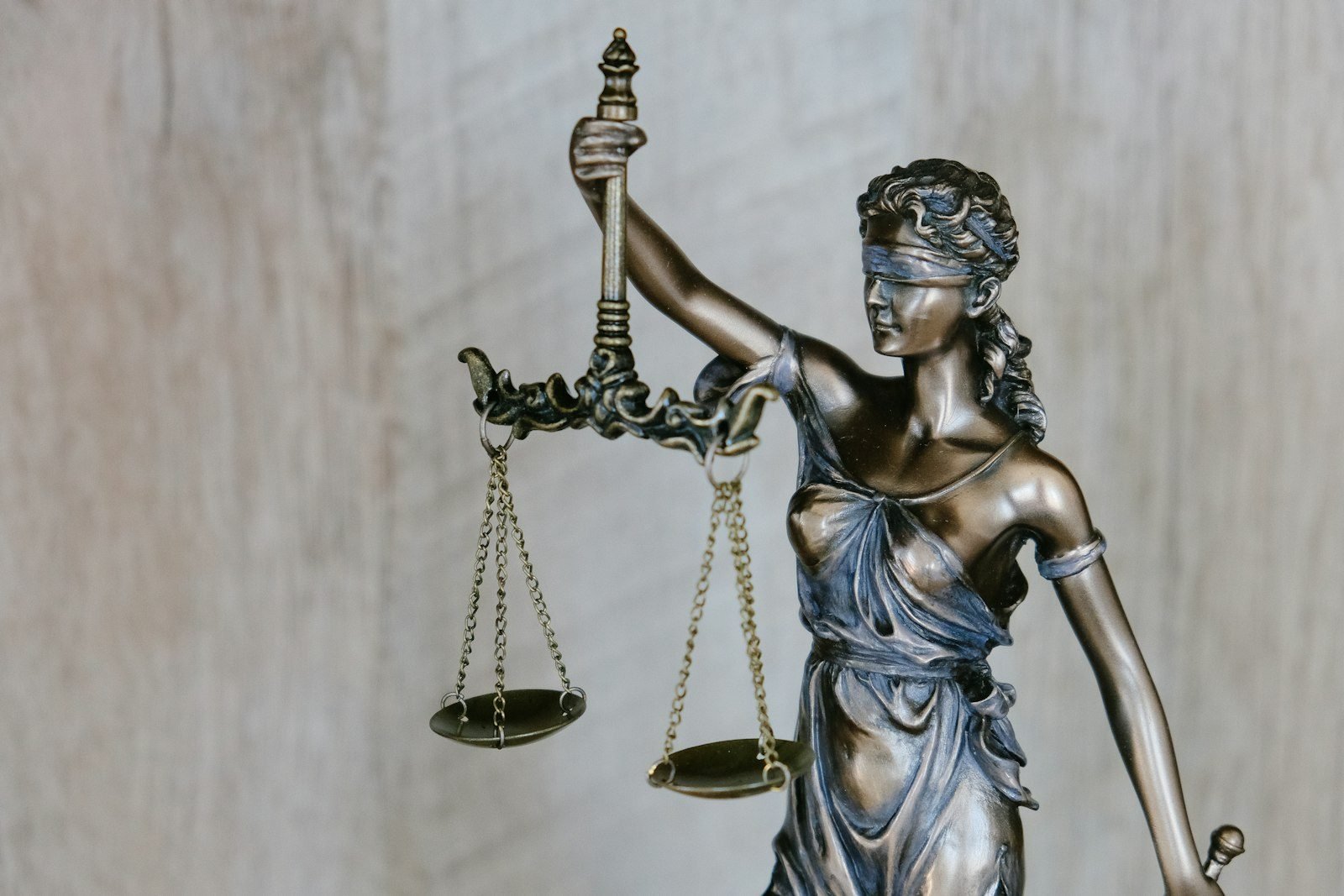 Estatua de la justicia sosteniendo una balanza